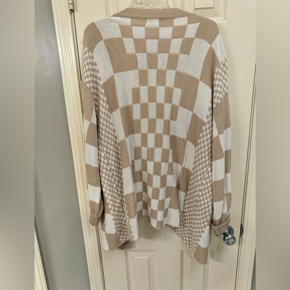Elegant Tan and Cream Checkered Cardigan - Picture 2 of 4